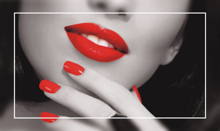 Красный алый маникюр