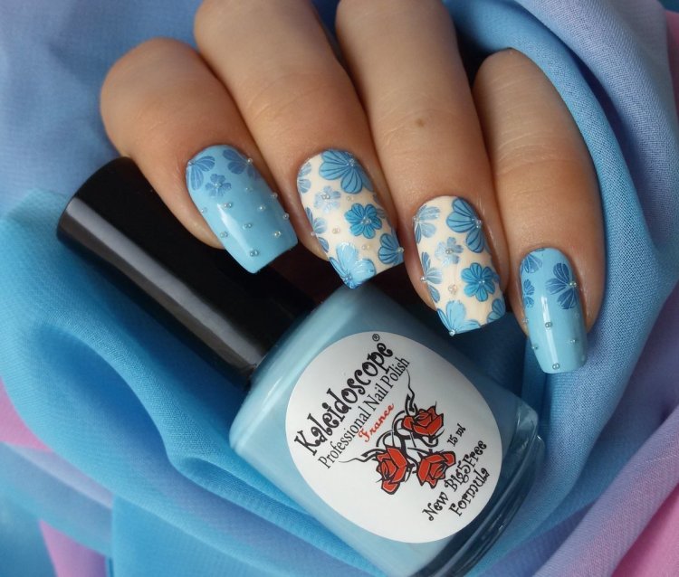 Голубые ногти с веточкой