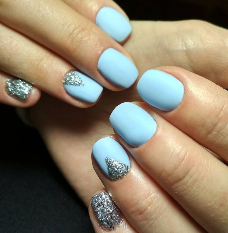 Синьо-блакитний манікюр