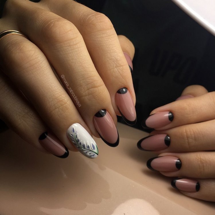 Френч на мигдальні нігті