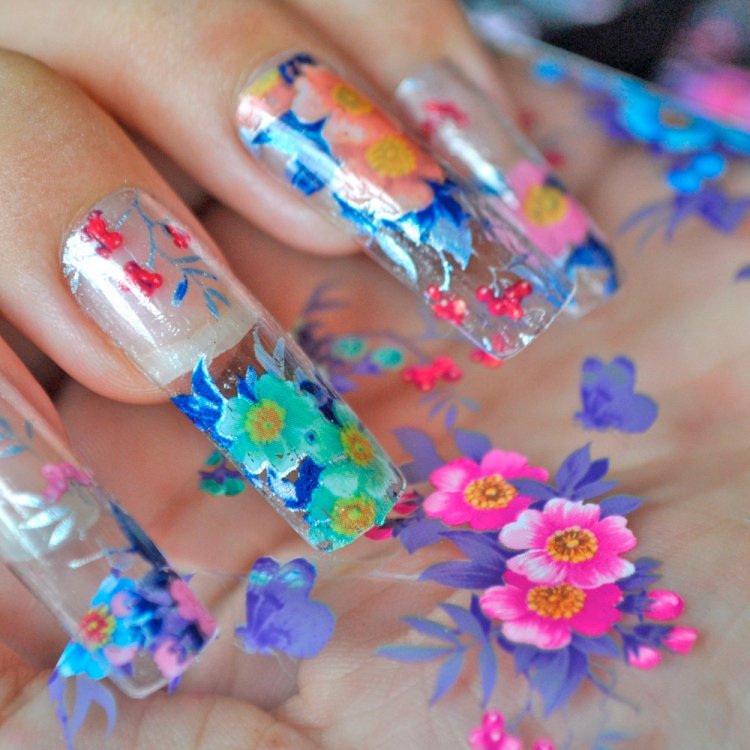Прозрачные ногти с цветами