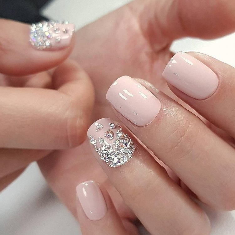 Бежевый маникюр со стразами