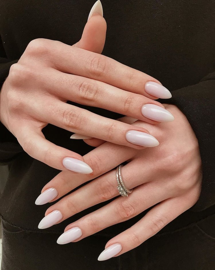 Манікюр мигдаль.