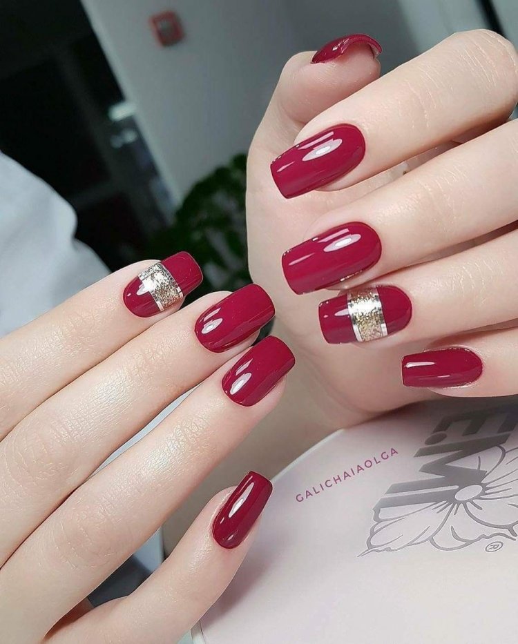 Червоні нігті зі стразами