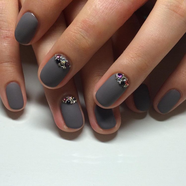 Матовый коричневый маникюр со стразами