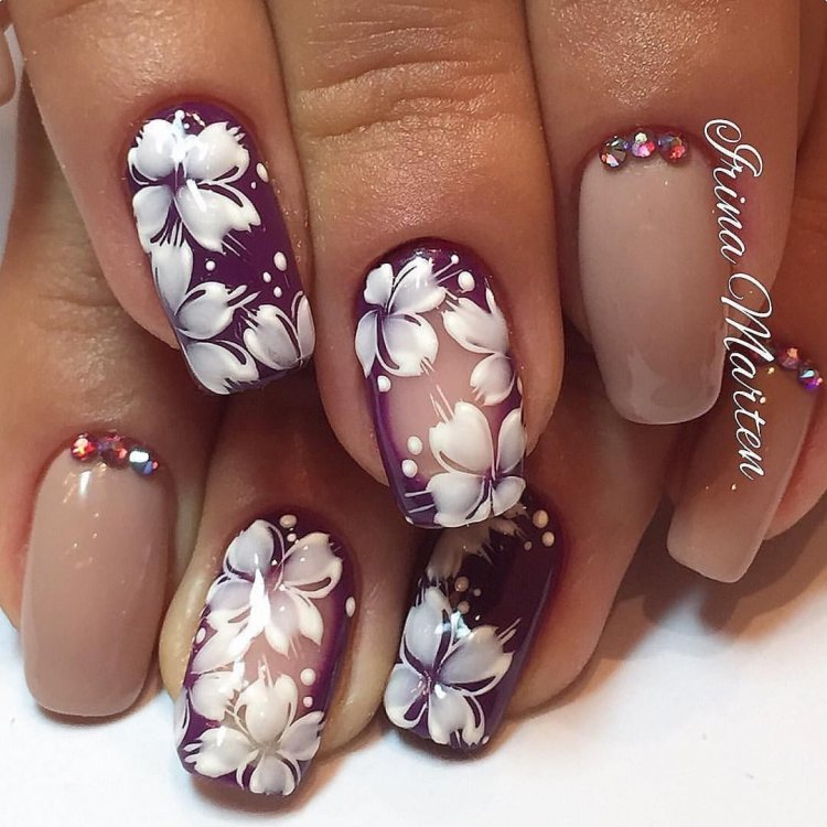 Красиві нігті з квіточками