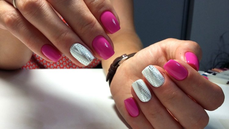 Маникюр ярко розовый с белым