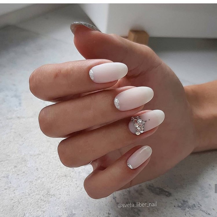 Нежный маникюр со стразами