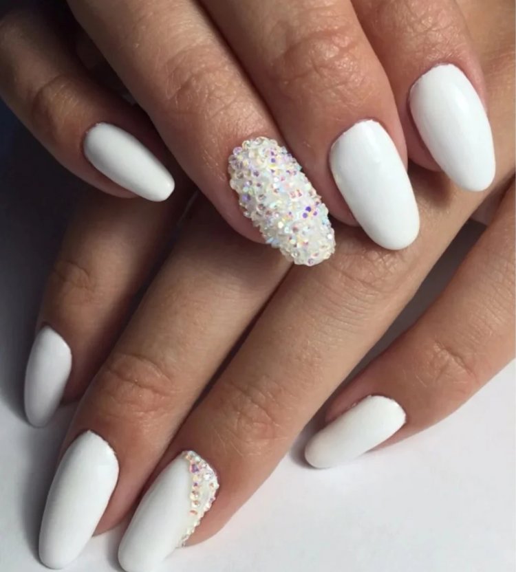 Белый маникюр 2021