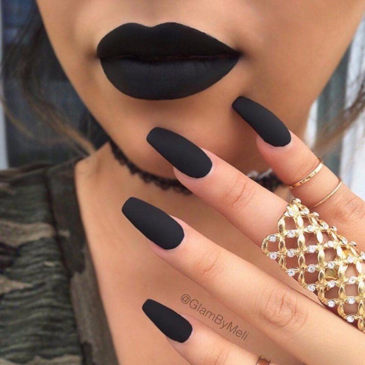 Черные матовые ногти