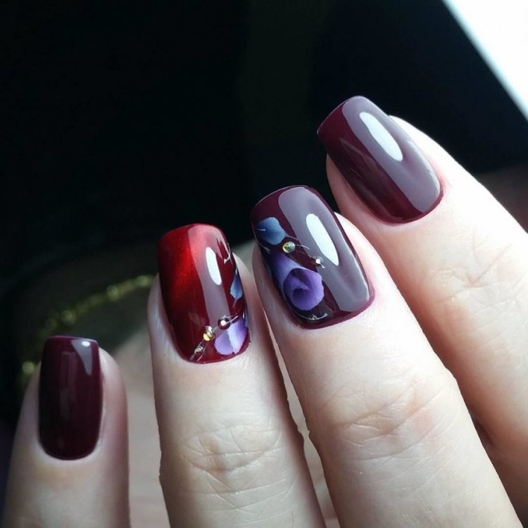 Бардовий манікюр з квіточками