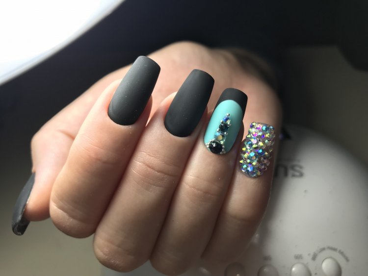 Маникюр серый матовый с хрустальной крошкой