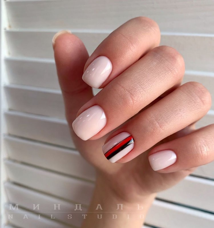 Маникюр нюд с ярким акцентом