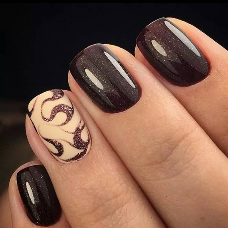 Темные короткие ногти