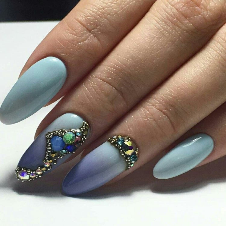 Голубой маникюр со стразами на длинные