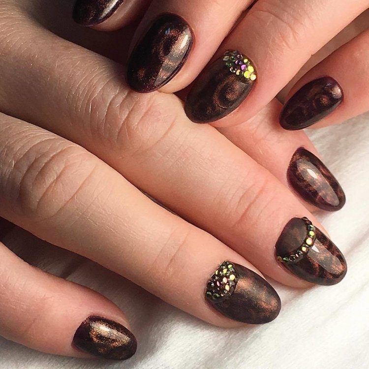 Коричневый матовый маникюр на короткие ногти