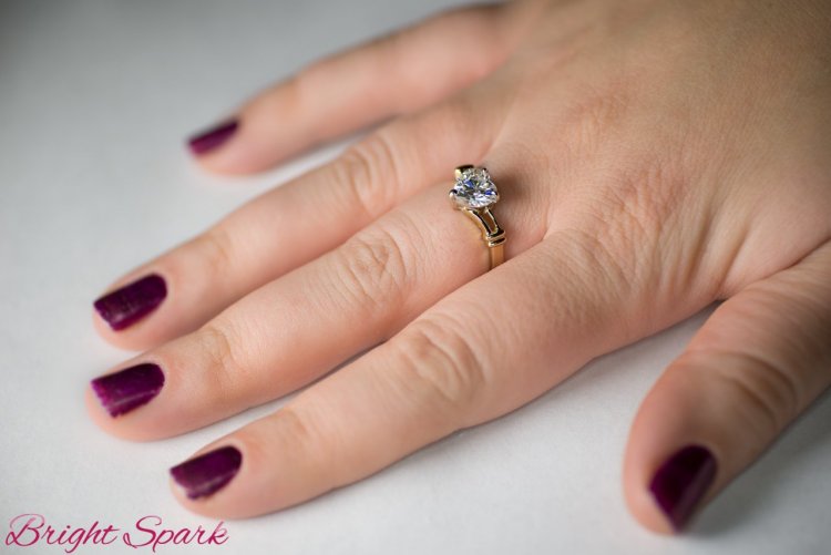 Серебряное кольцо с гранатом на руке