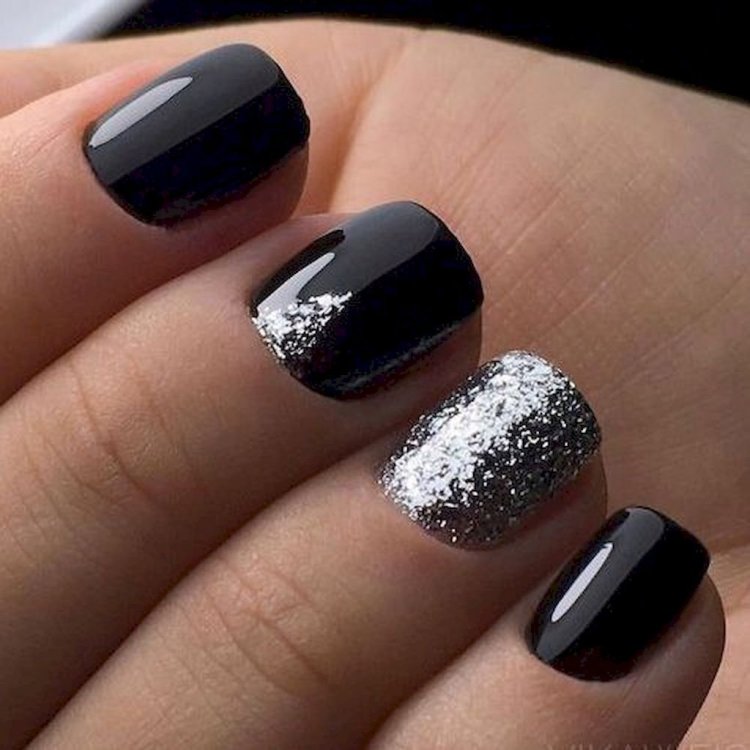 Темный праздничный маникюр