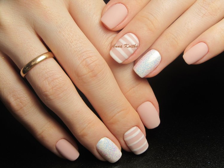 Маникюр в светлых тонах