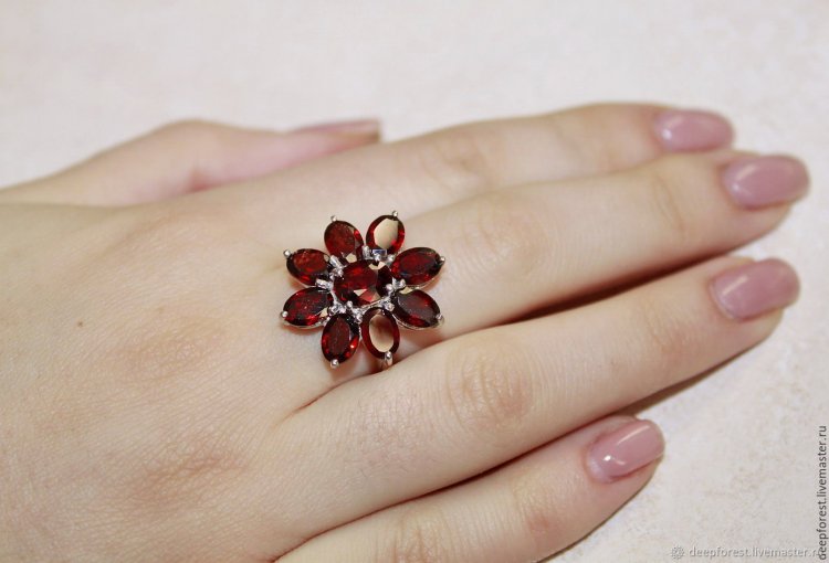 Маникюр под кольцо с гранатом - 49 фото