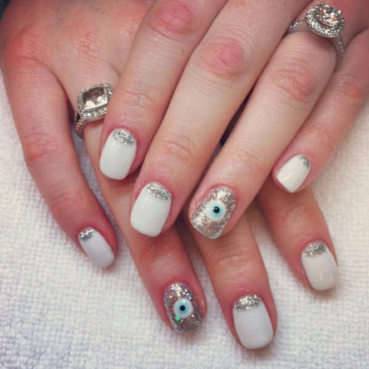 Дизайн нігтів для вихователя на середні нігті знаки від пристріту