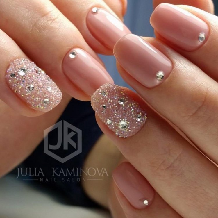 Ногти светлые с блестками
