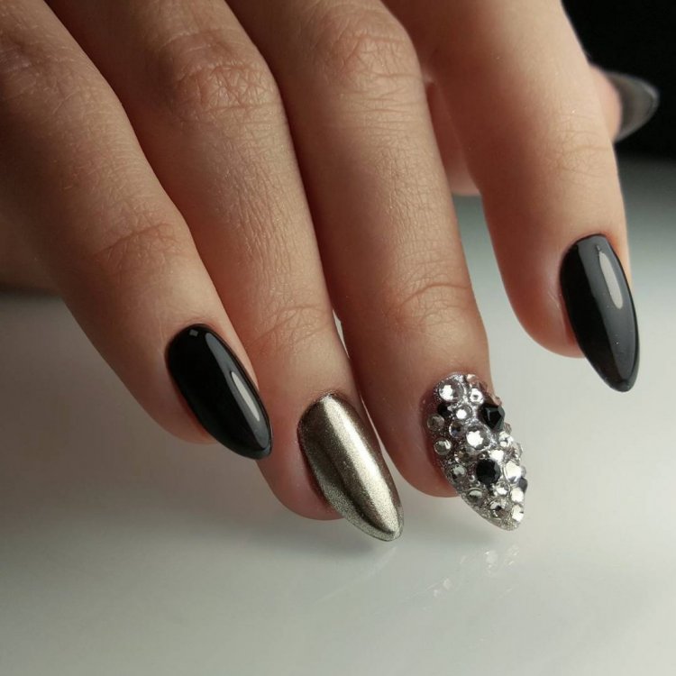 Новогодний маникюр черный с серебром
