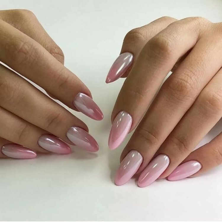 Темно-розовый маникюр