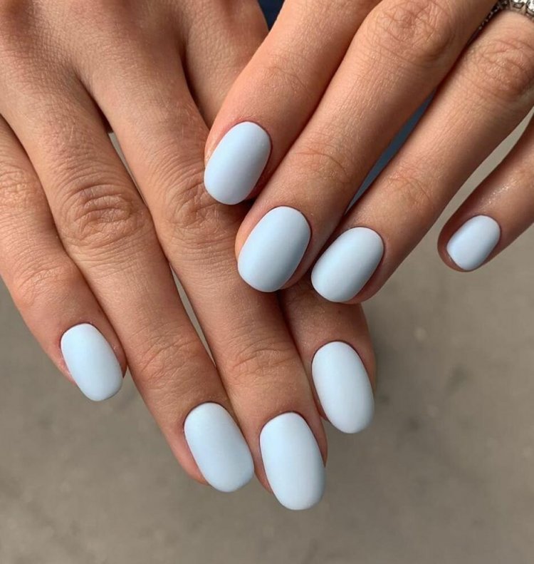 Манікюр однотонний блакитний