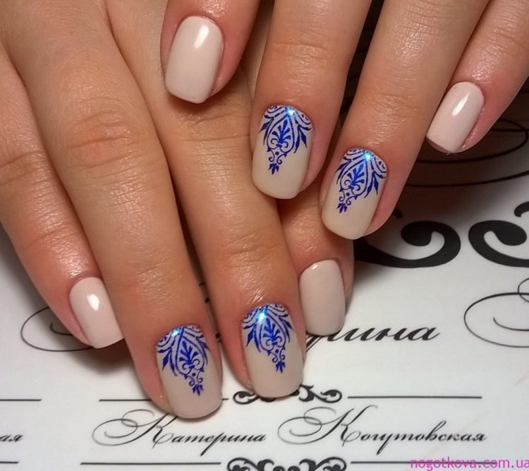 Маникюр синий с бежевым