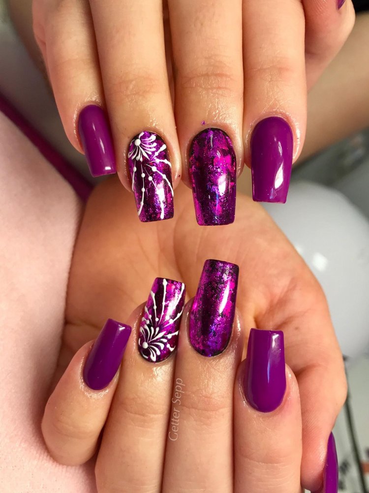 Маникюр красный с фиолетовым