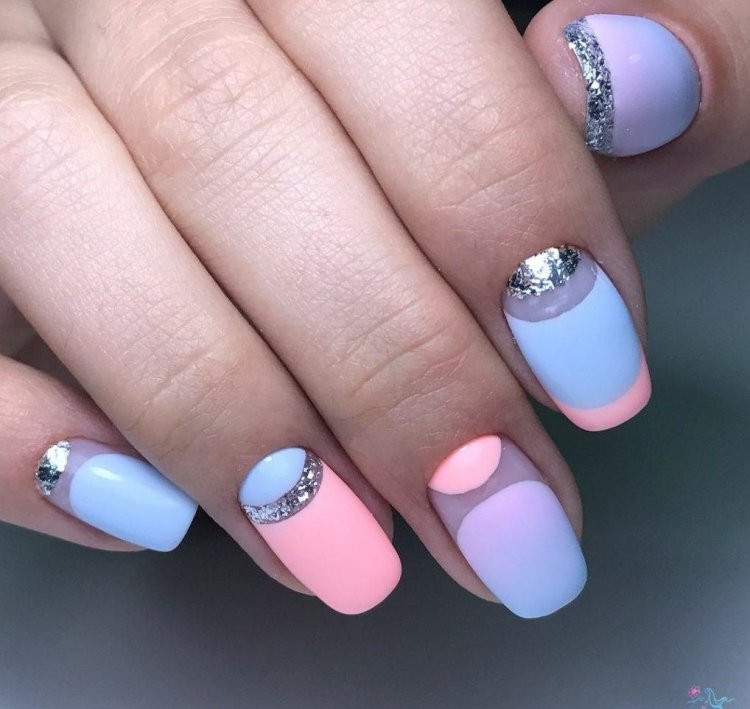Маникюр голубой с розовым и с лунками