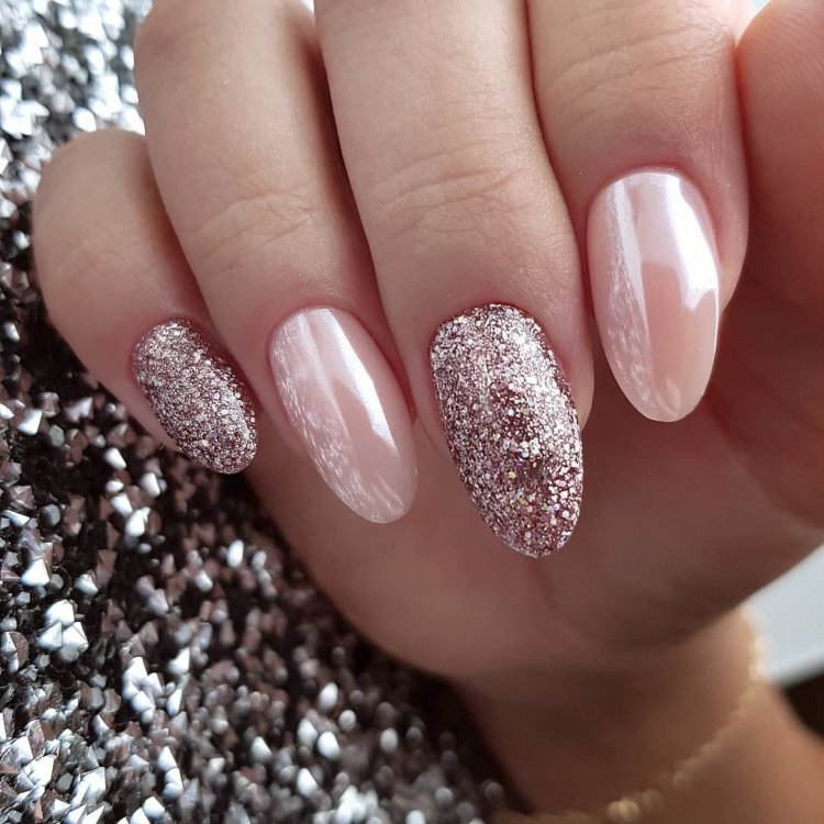 Красивый маникюр с блестками