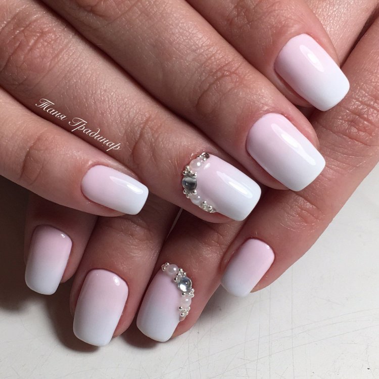 Светло розовый маникюр с белым и стразами