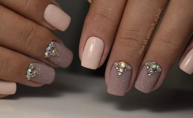 Нежный маникюр с камушками