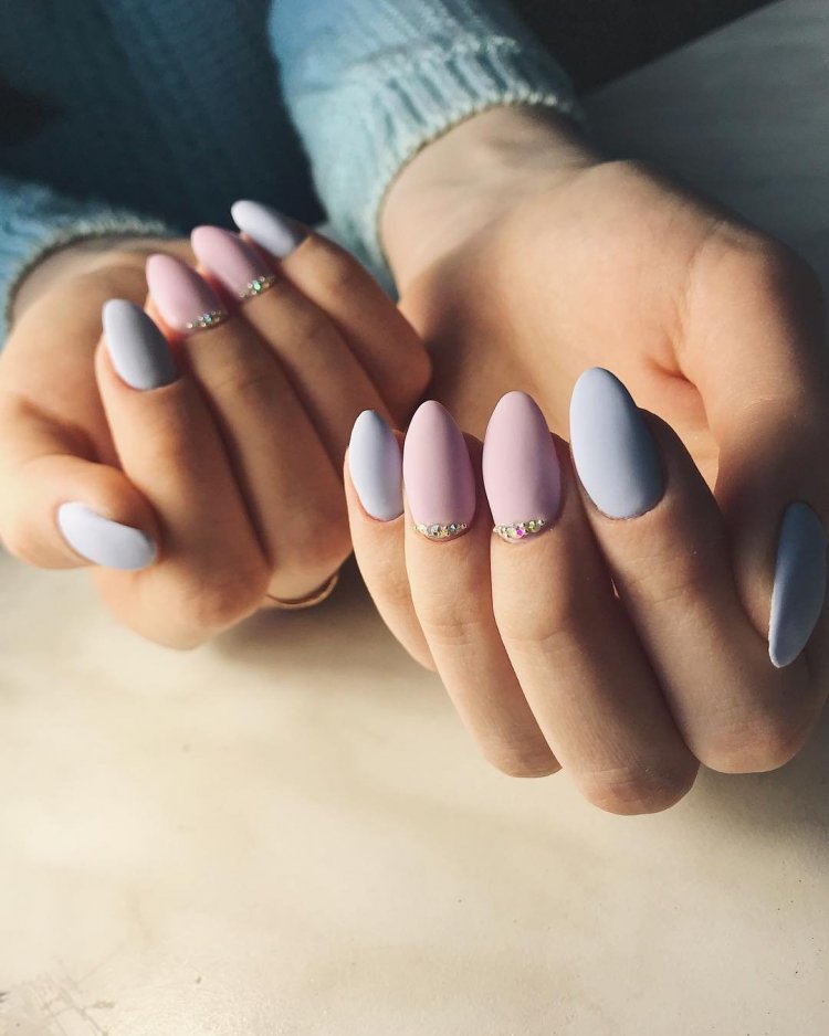 Блакитний манікюр