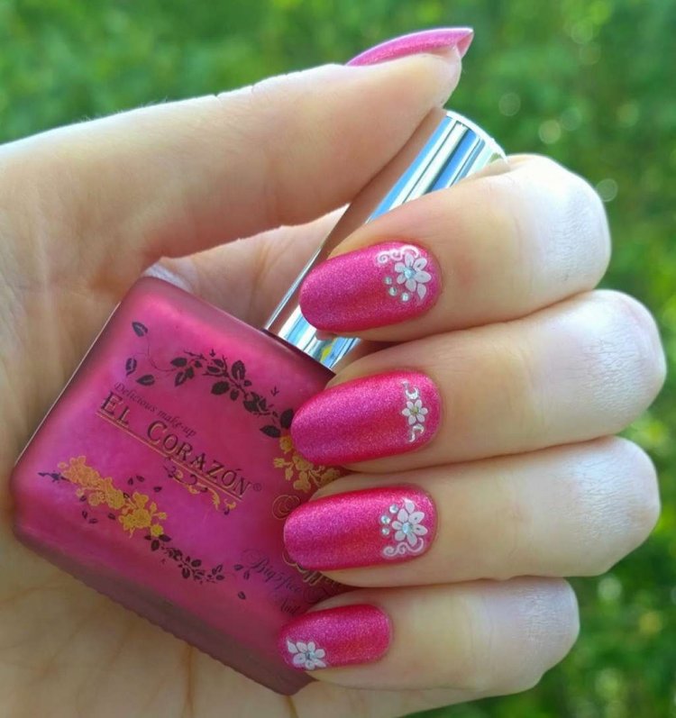 Летний маникюр с наклейками