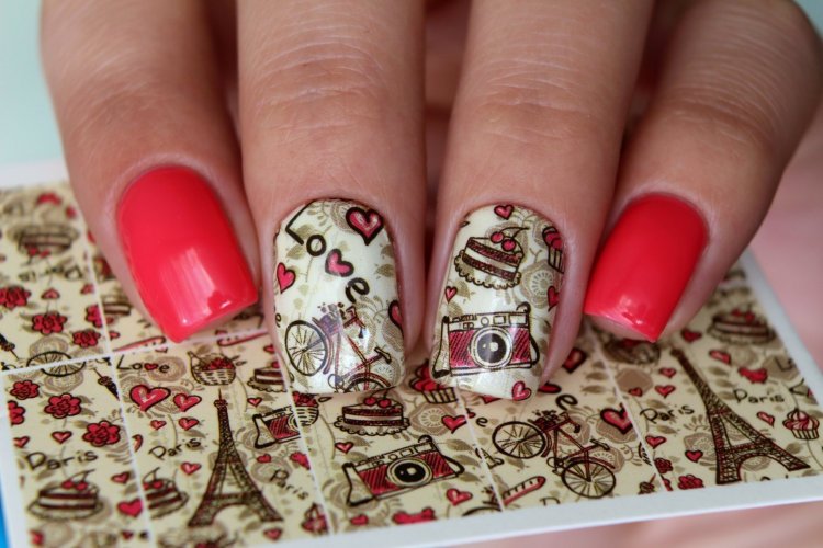 Маникюр с наклейками