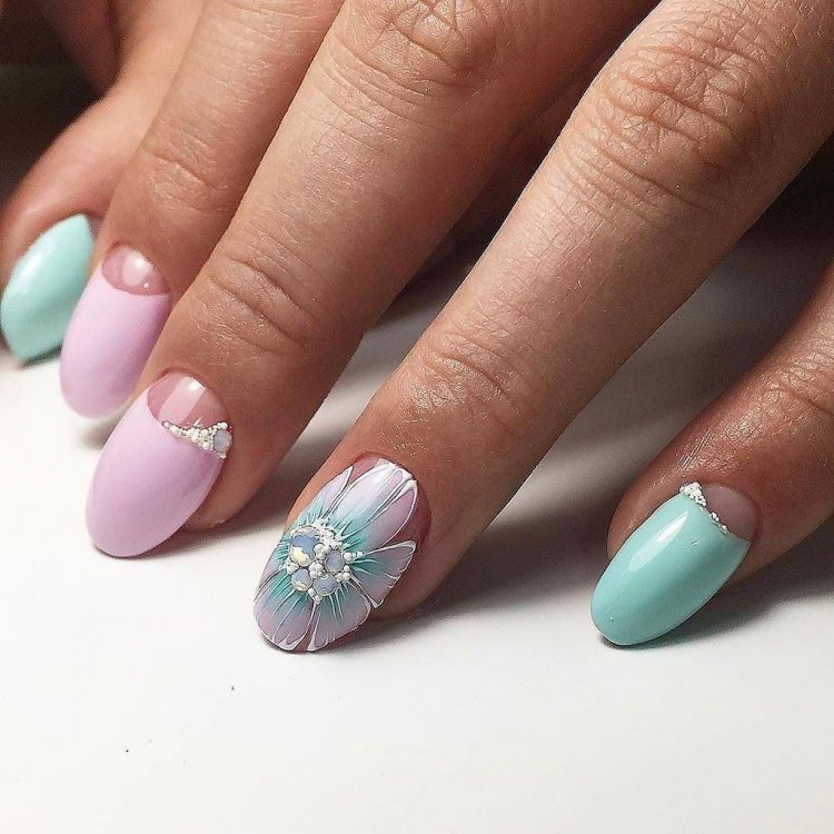 Весенний маникюр с розовыми и голубыми тонами