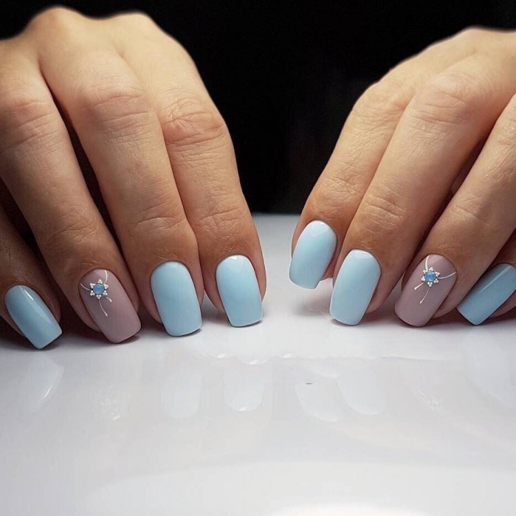 Нежный маникюр в голубых тонах