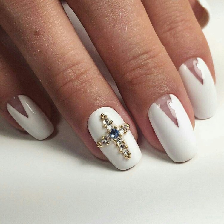 Маникюр с крестиком из страз