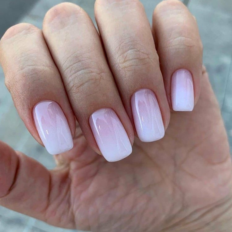 Градієнт на нігтях білий