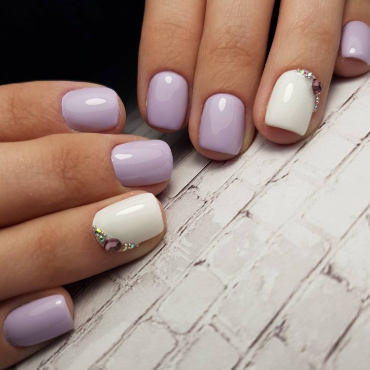 Сиреневый маникюр с блестками