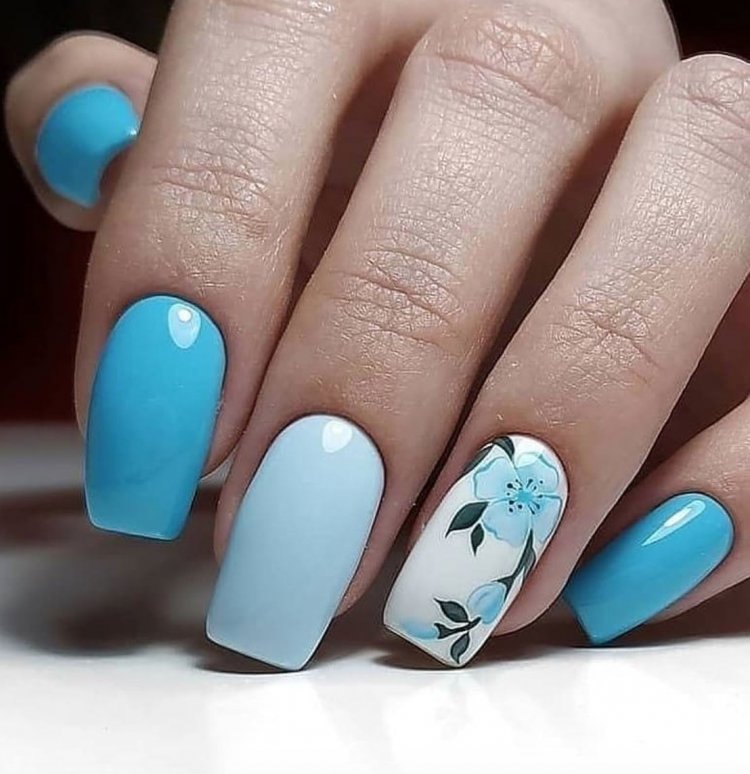 Голубой маникюр с наклейками