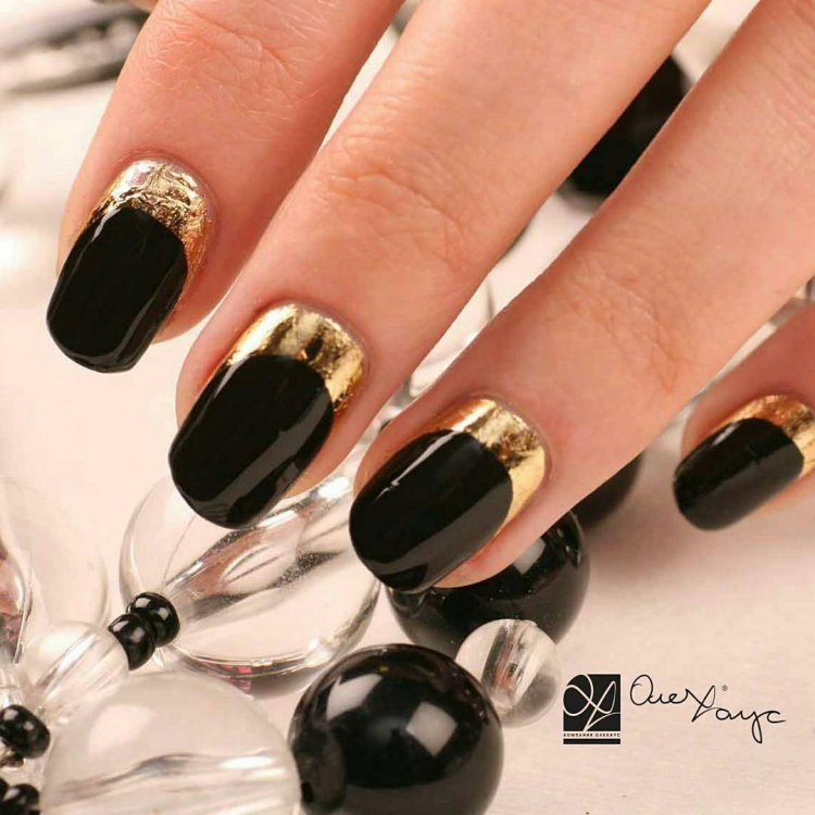Лунный маникюр черный с золотом
