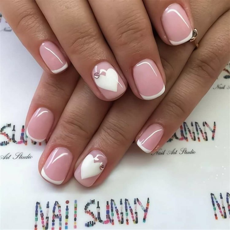 Французский маникюр с сердечком