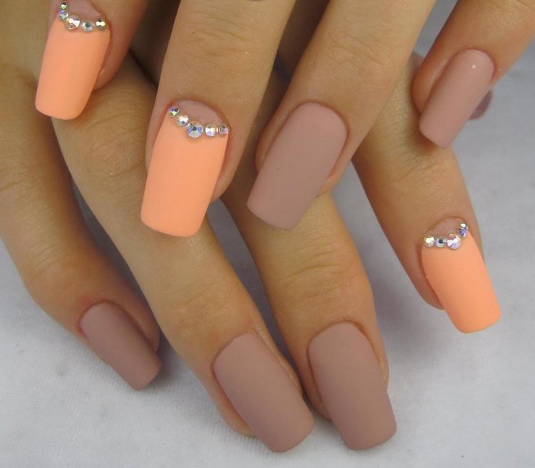 Персиковый маникюр с лунками