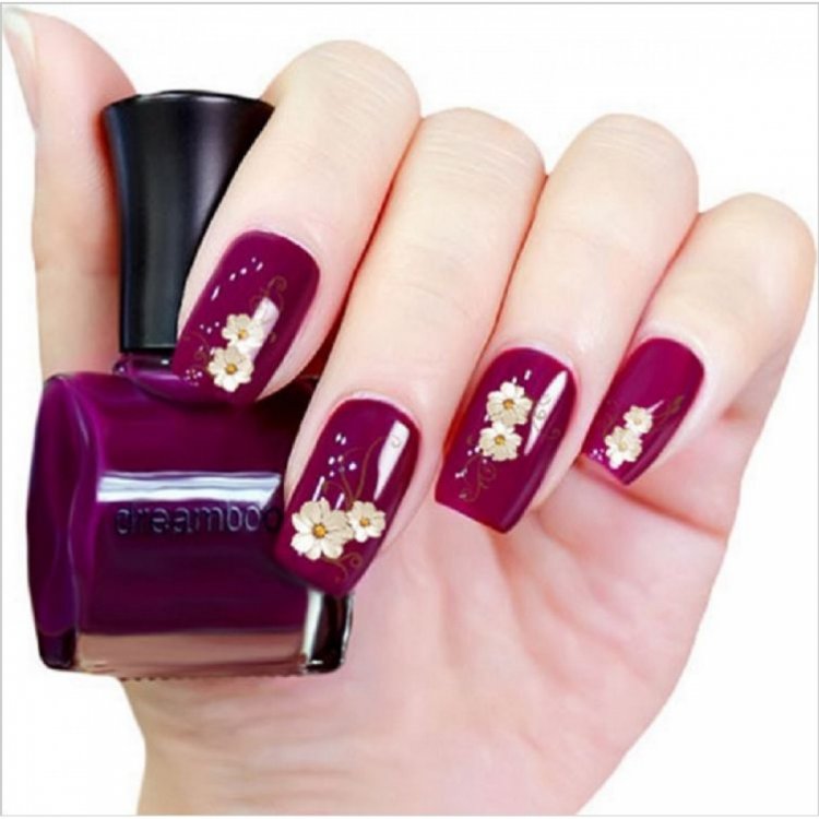 Вишневый маникюр с наклейками