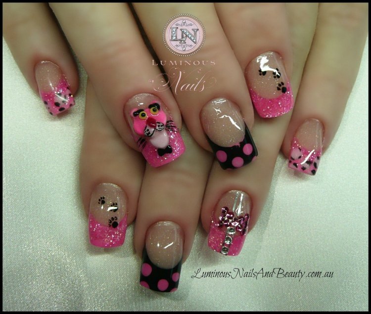 Ярко розовый маникюр с орнаментом