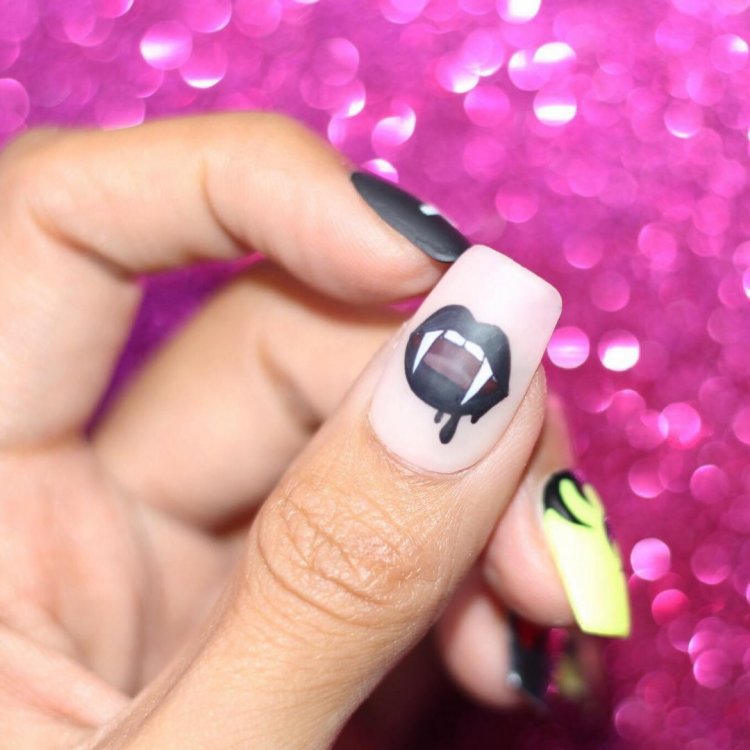 Нігті з квадратиками